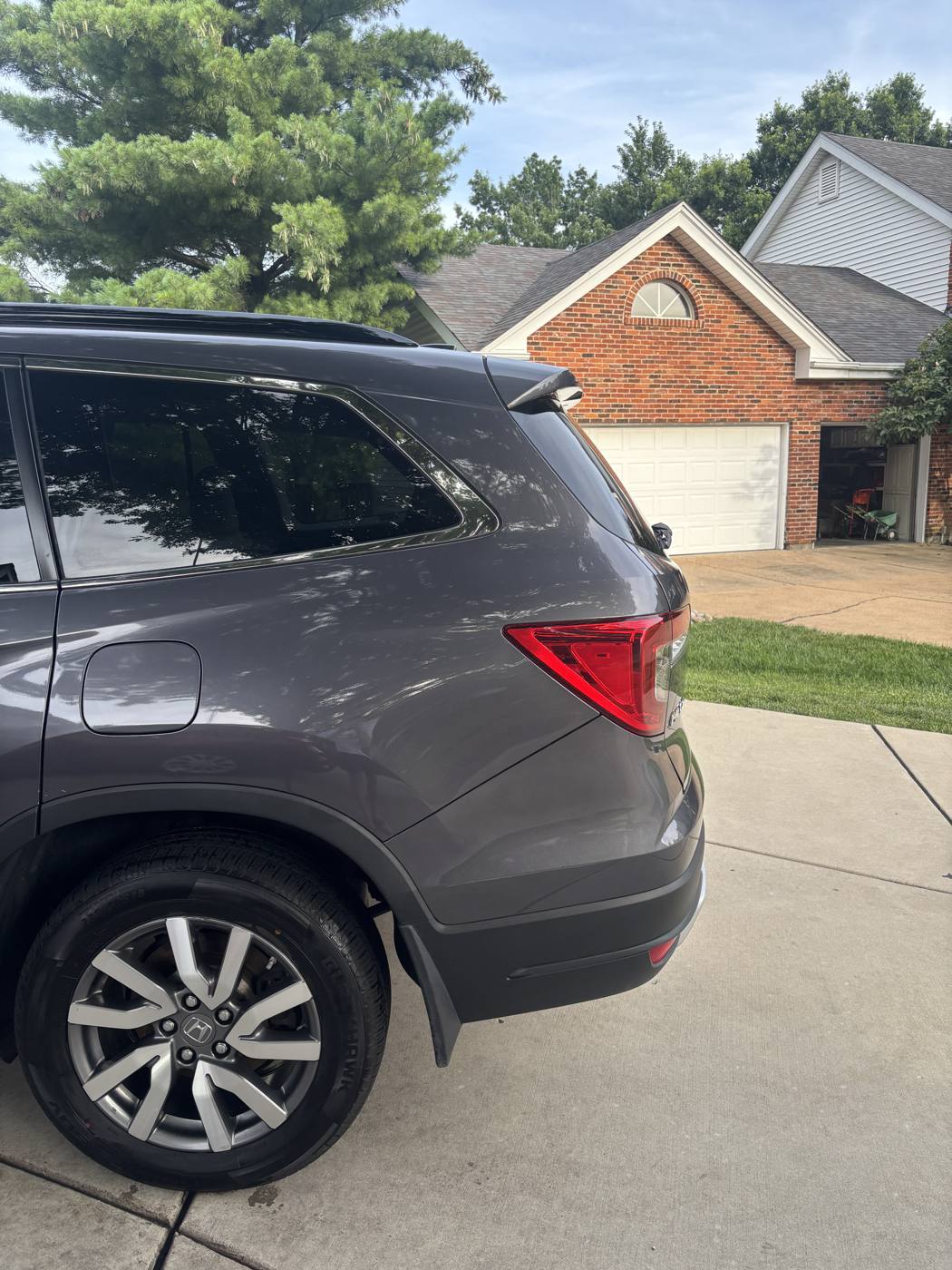 Honda Pilot rear quarter cleaned and glossy